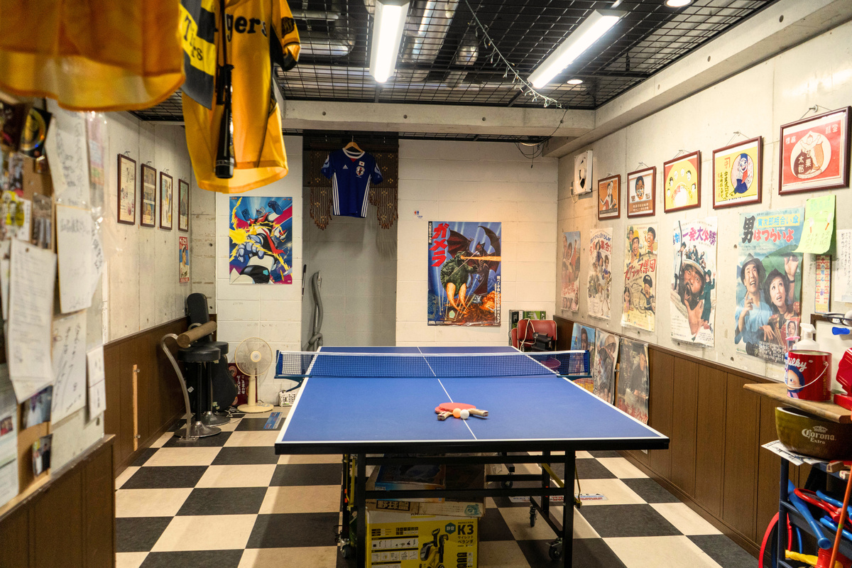 店内の卓球台1台